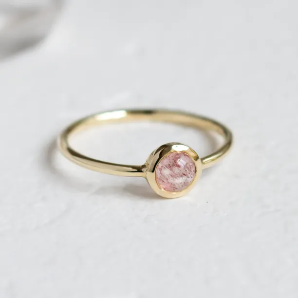 Gold bezel ring with strawberry quartz FRAGOLINA Image