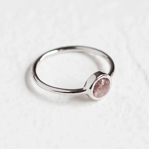 Gold bezel ring with strawberry quartz FRAGOLINA Image