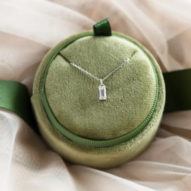 Gold pendant with lab-grown diamond ARRIA Image