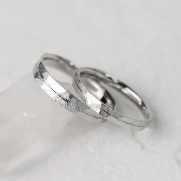 Elegant hammered wedding rings with line LADO Image