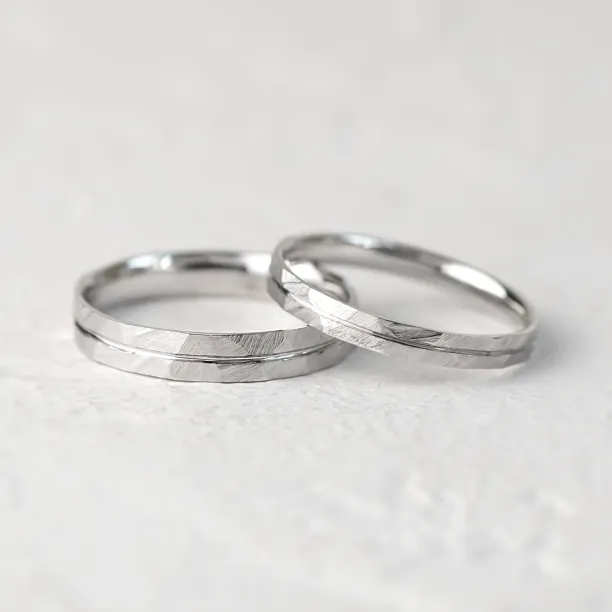 Elegant hammered wedding rings with line LADO Image