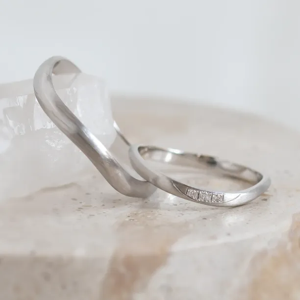 Matte organic wedding rings with diamonds FLUME Image