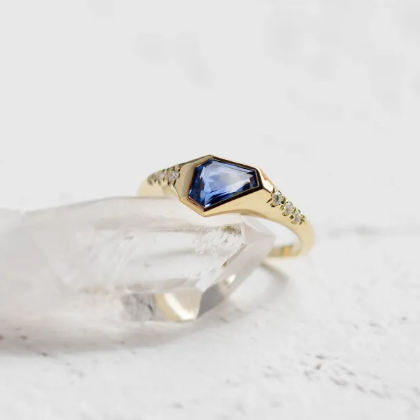 Atypical ring with asymmetric sapphire and diamonds ELOWEN Image