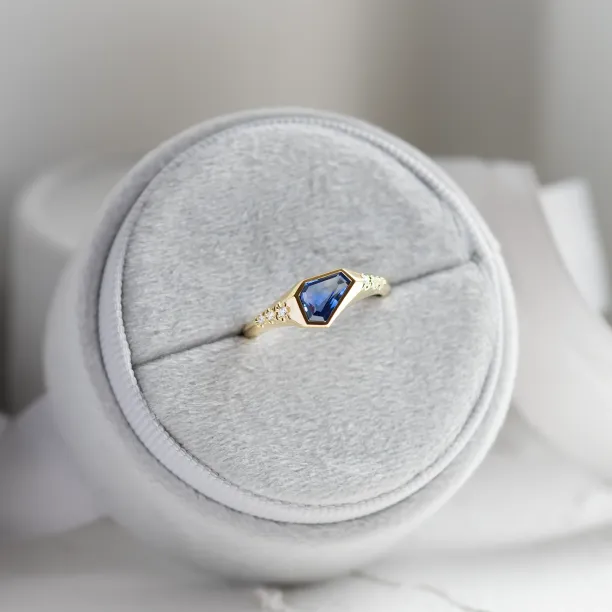 Atypical ring with asymmetric sapphire and diamonds ELOWEN Image
