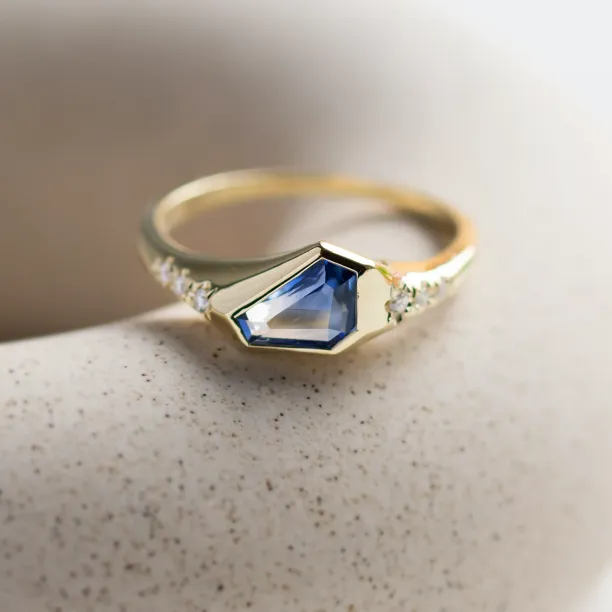 Atypical ring with asymmetric sapphire and diamonds ELOWEN Image
