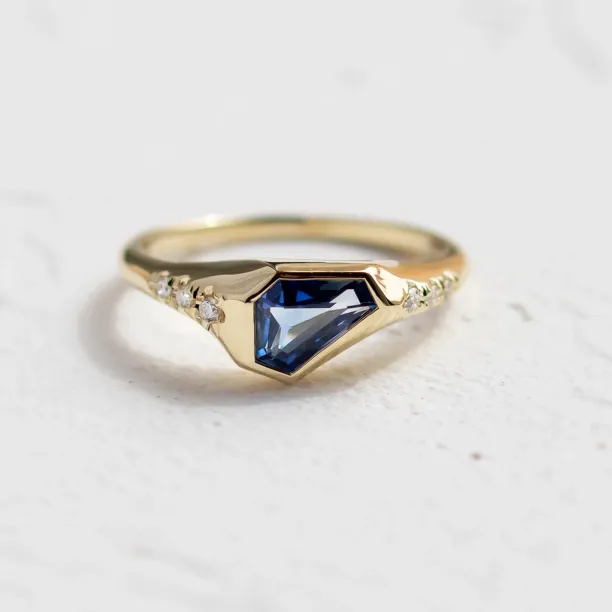 Atypical ring with asymmetric sapphire and diamonds ELOWEN Image