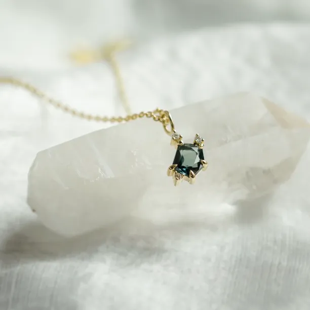 Gold pendant with asymmetrical sapphires and diamonds TRIX Image