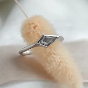 Unusual ring with salt'n'pepper diamond ARROW Thumbnail