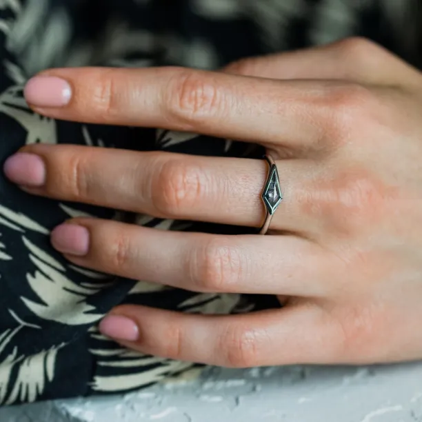 Unusual ring with salt'n'pepper diamond ARROW Image