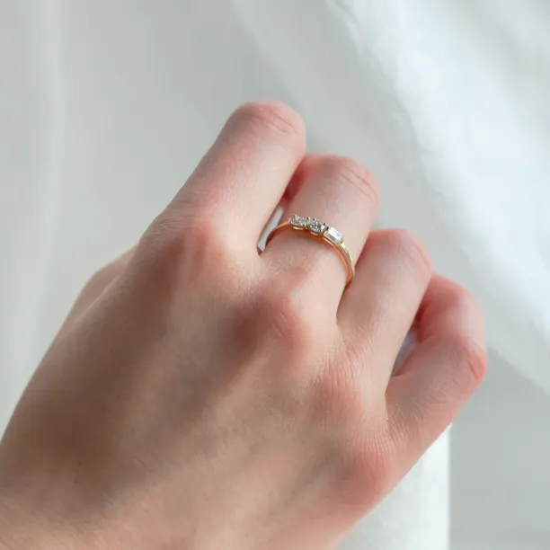 Gold ring with three lab-grown diamonds AVELA Image