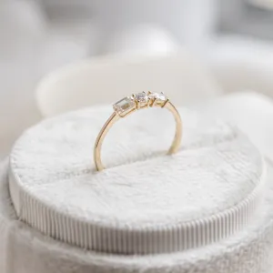 Gold ring with three lab-grown diamonds AVELA Thumbnail