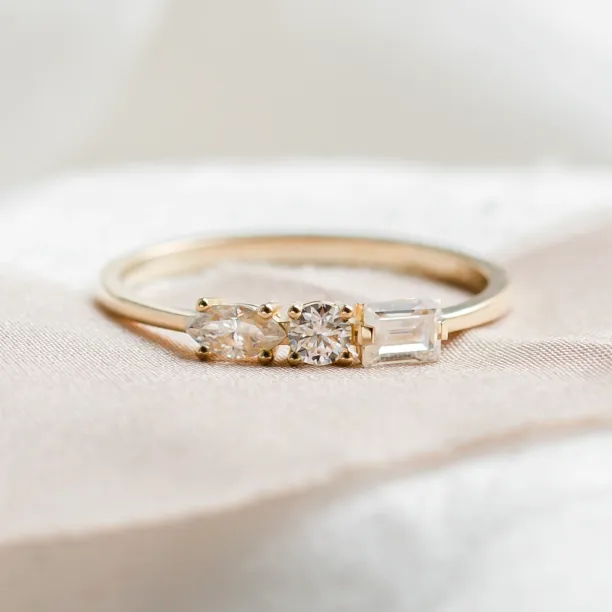 Gold ring with three lab-grown diamonds AVELA Image