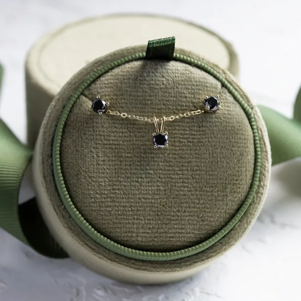 Gold pendant and earrings with black diamonds BLADETTE Image