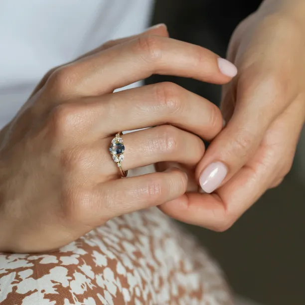Oval sapphire ring with diamonds CADETIE Image