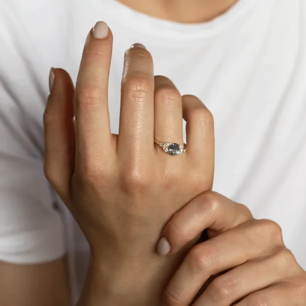 Oval sapphire ring with diamonds CADETIE Image