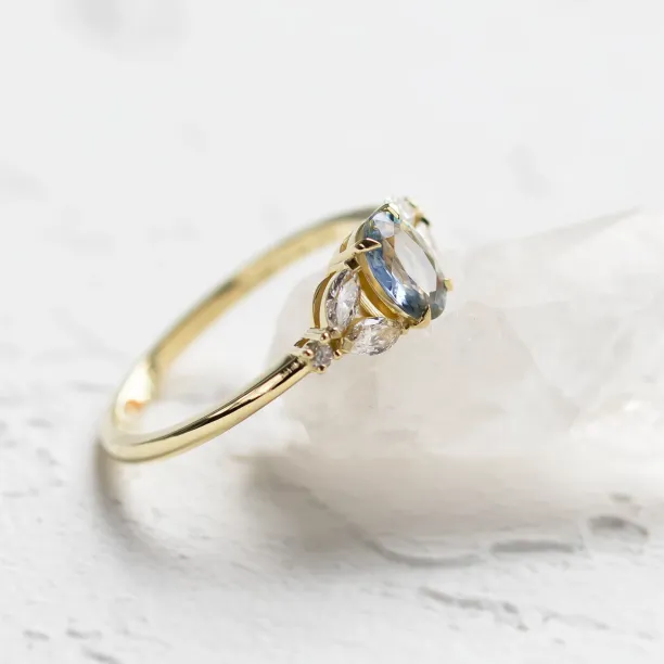 Oval sapphire ring with diamonds CADETIE Image