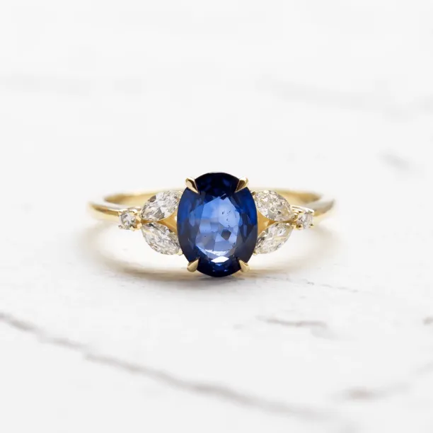 Oval sapphire ring with diamonds CADETIE Image
