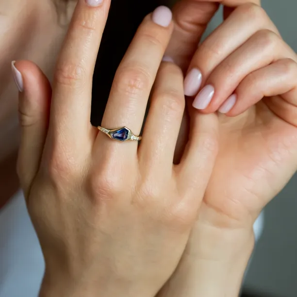 Atypical ring with asymmetric sapphire and diamonds ELOWEN Image