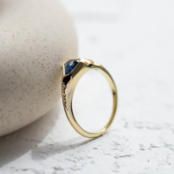 Atypical ring with asymmetric sapphire and diamonds ELOWEN Image