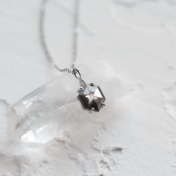 Salt and pepper diamond art deco pendant ARTIS Image