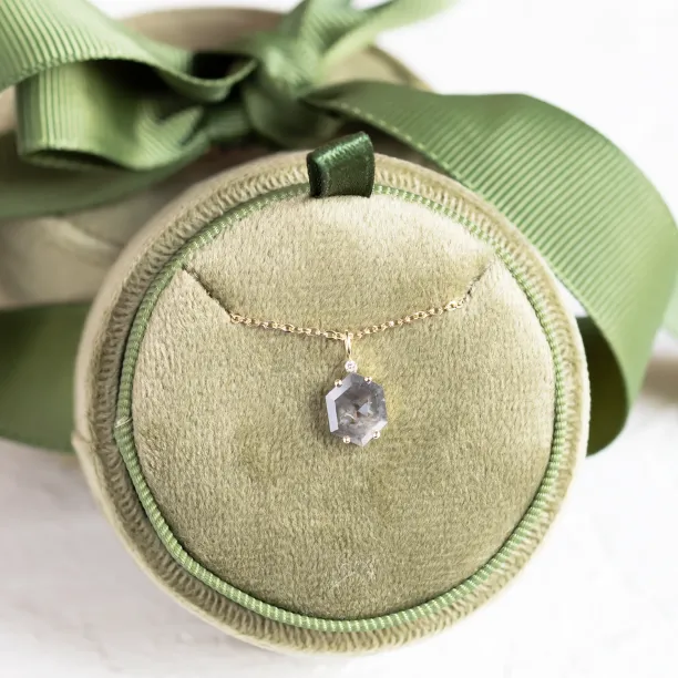 Salt and pepper diamond art deco pendant ARTIS Image