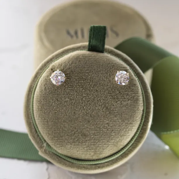 Minimalist moissanite earrings LUMIAN Image