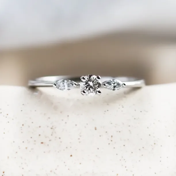 Diamond engagement ring DARA Image