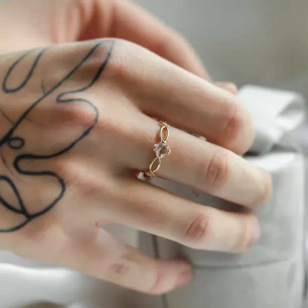 Solid gold Irish knot ring for women with strawberry quartz QUEENLY Image