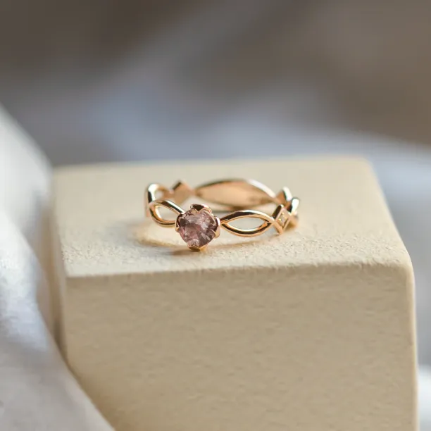 Solid gold Irish knot ring for women with strawberry quartz QUEENLY Image