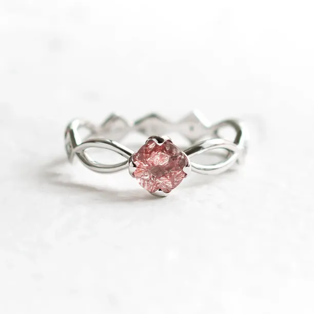 Solid gold Irish knot ring for women with strawberry quartz QUEENLY Image