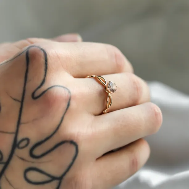 Solid gold Irish knot ring for women with strawberry quartz QUEENLY Image