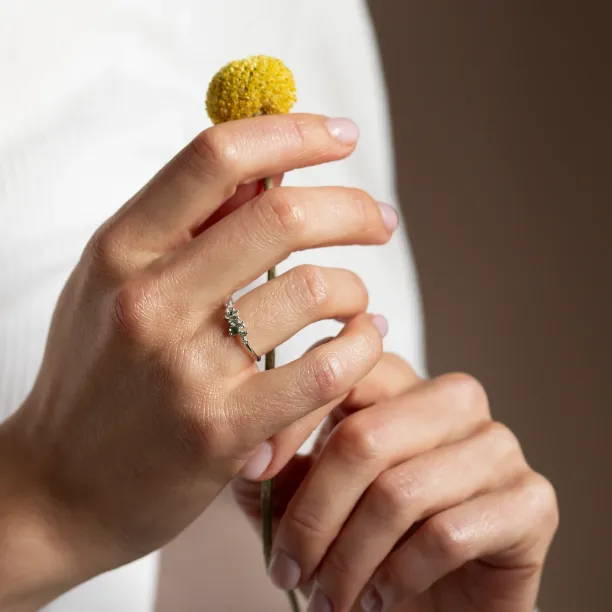 Diamond and green sapphire gold cluster ring CLARIX Image