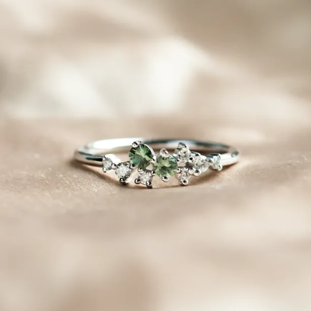 Diamond and green sapphire gold cluster ring CLARIX Image