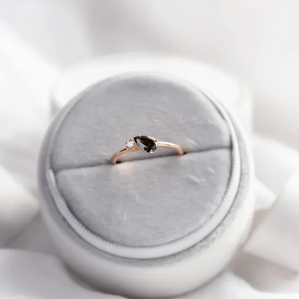 Toi et Moi ring with green lab grown and white diamond DUALITY Image