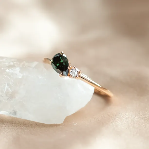 Toi et Moi ring with green lab grown and white diamond DUALITY Image