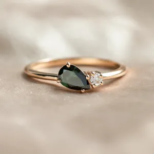 Toi et Moi ring with green lab grown and white diamond DUALITY