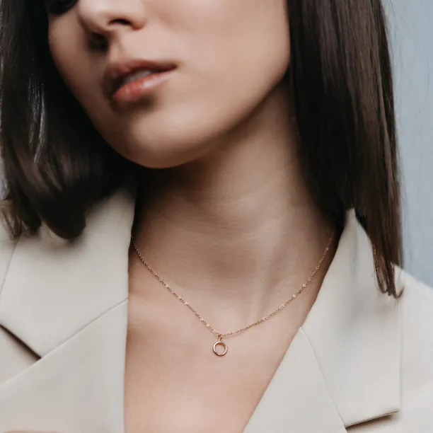 Dainty circle necklace SCARLETT Image