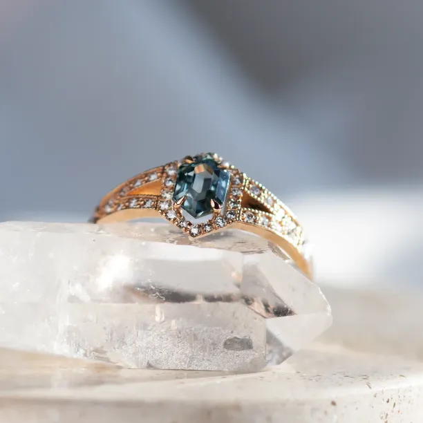 Antique teal sapphire engagement ring HARRIET Image
