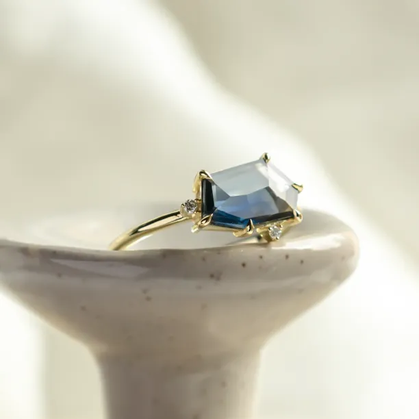 Teal sapphire engagement ring MAGNIFICA Image