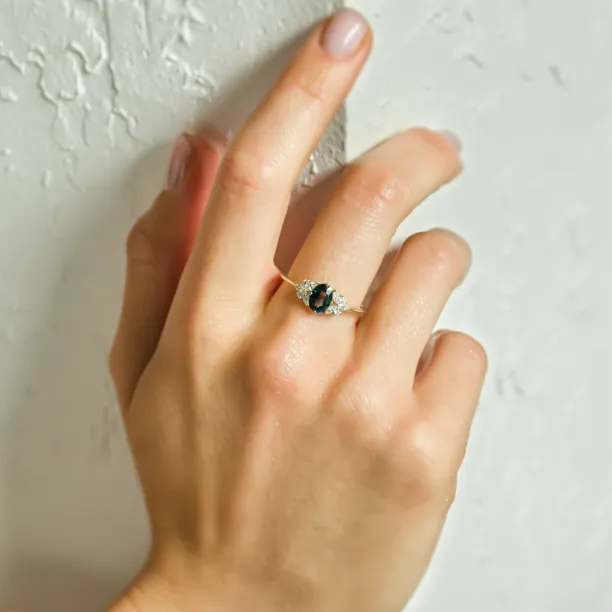 Luxury teal sapphire and diamond ring HAZEL Image