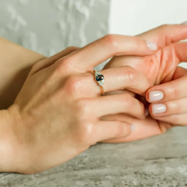 Luxury teal sapphire and diamond ring HAZEL Image