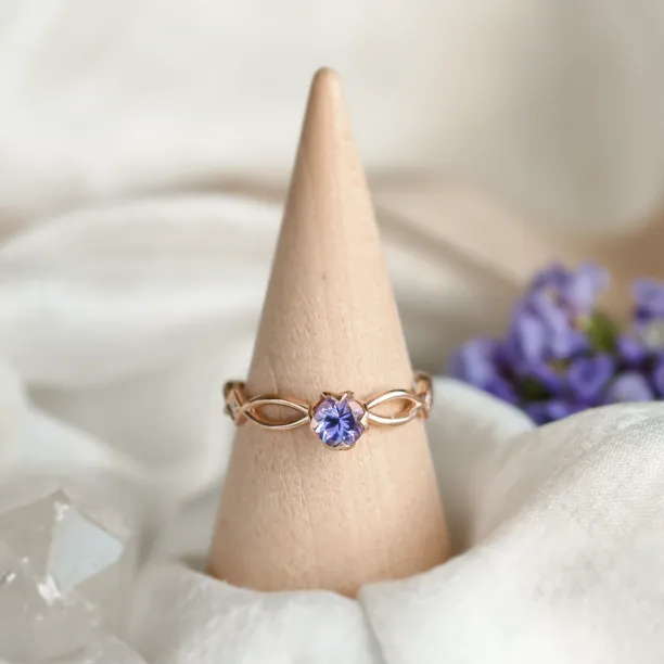 Tanzanite gold ring QUEENA Image