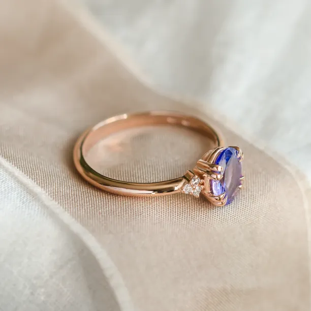Tanzanite and diamond vintage ring BRIGHT Image