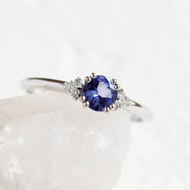 Gold ring with tanzanite and natural diamonds MONNYS Image