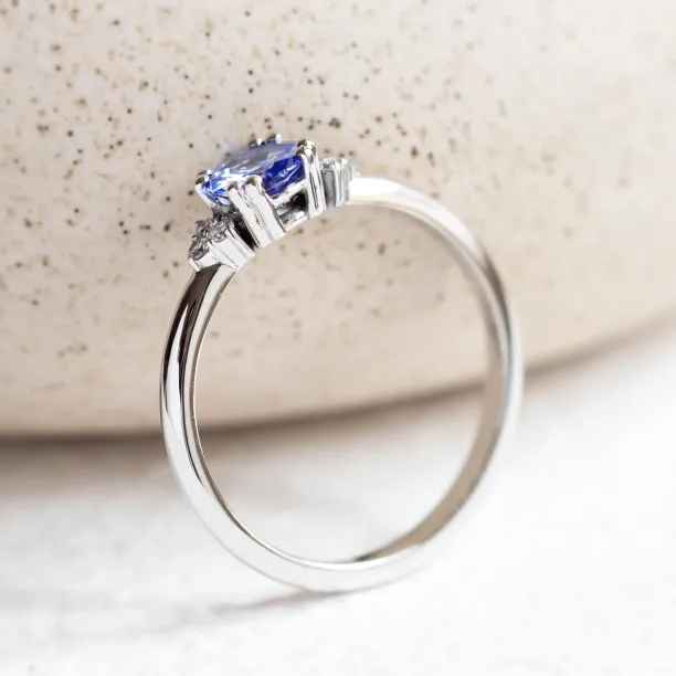 Gold ring with tanzanite and natural diamonds MONNYS Image