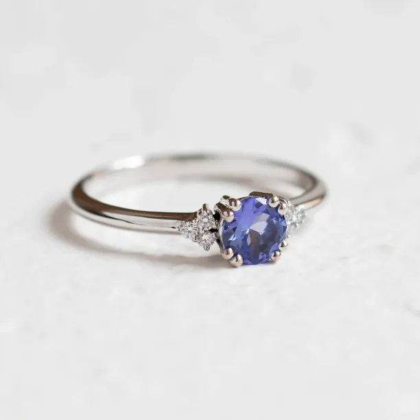 Gold ring with tanzanite and natural diamonds MONNYS Image