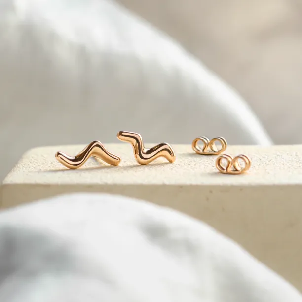 Minimalist gold earrings waves MIGNON Image