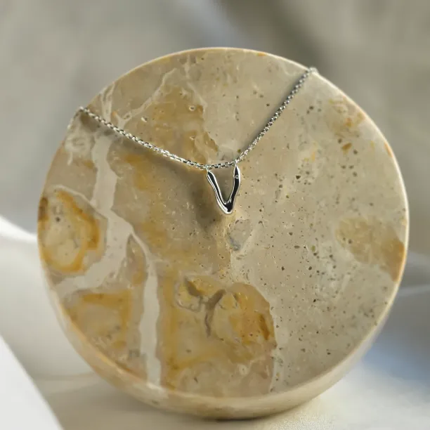 Gold letter pendant with diamond JEAN Image