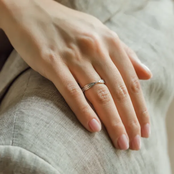 Bow tie shaped wedding band PUNTO Image