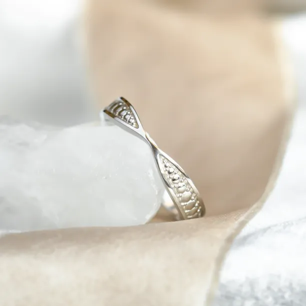 Bow tie shaped wedding band PUNTO Image